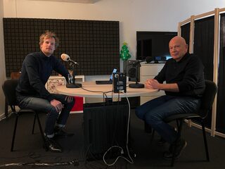 Advocaat Peter Plasman staat kunstenaar Juliaan Andeweg bij