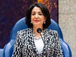 Khadija Arib: 'Er zijn Kamerleden die de plenaire zaal als Studio Aalsmeer gebruiken'