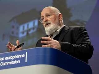 Frans Timmermans: 'Banken, schrijf leningen intensieve landbouw af'