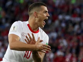 Adelaarsgebaren en Mladic-truien: Albanië en Servië boos om FIFA-boetes