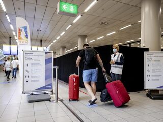 Kwart van positief geteste mensen komt uit buitenland, biedt verplicht testen uitkomst?