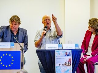 'Ontbreken van twijfel en het gebrek aan zelfspot maken Arnold Karskens onbedoeld humoristisch'