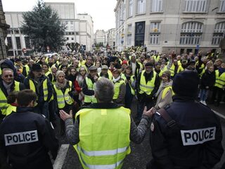 Franse 'gele hesjes' verbeteren woordvoering na rellen