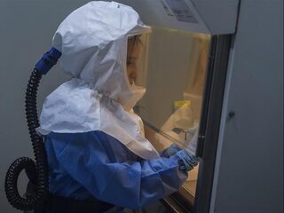 Podcast De Dag: Wat we nu weten over het coronavirus (deel 1 en 2)