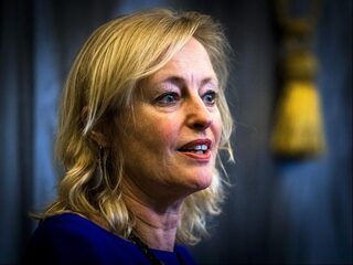 Jet Bussemaker: 'Bordjes voor 100 liggen nog wel ergens'