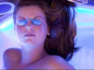 Feit of Fictie: 'Zonnebank schadelijker dan buiten zonnen'