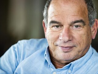 Maurice de Hond: 'Laat desnoods organisatie Songfestival beddentekort oplossen'