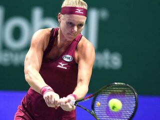 Kiki Bertens bereikt halve finales WTA Finals na opgave Osaka