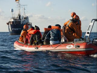 Podcast De Dag: Waarom Sea Watch nu geen migranten meer kan redden