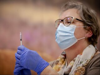 Vertraging bij levering AstraZeneca: hoe kan dat gebeuren?