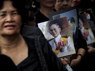 Honderdduizenden Thai bij uitvaart koning Bhumibol: 'Hij heeft een plekje in mijn hart gekregen'