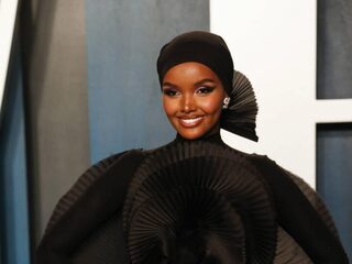 Eerste model met een hoofddoek stopt ermee