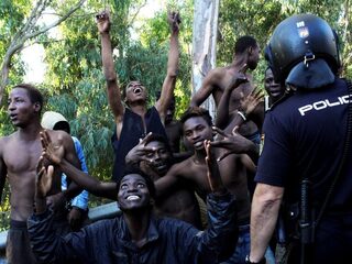 Over een slaperig Spaans stadje, met een bizarre ondertoon