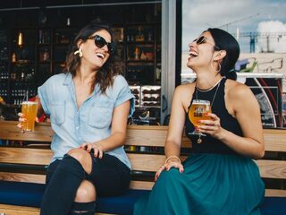 Als anderen meer alcohol drinken, doen we dat zelf ook