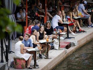 Viroloog: 'Terrassen zouden open kunnen, virusoverdracht in buitenlucht zeer onwaarschijnlijk'