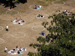 Besmet na bbq, begrafenis of bruiloft: 'Vaak is de 1,5 meter even niet gelukt'