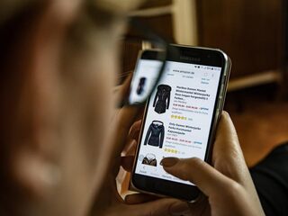 Directeur Nibud waarschuwt voor online impulsaankopen: 'Je wordt verleid om geld uit te geven'