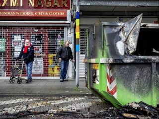 Burgemeester Aboutaleb spreekt relschoppers toe