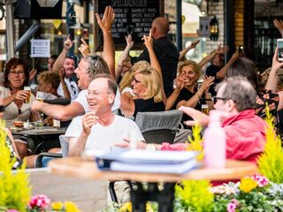 Zowel gasten als horeca-ondernemers hebben moeite met handhaven regels op terras