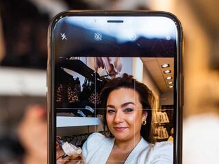 Coronacrisis krijgt deze lingeriewinkel er niet onder: virtueel bh's passen met de 'boobie-phone'