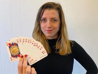 'Het is maar een alternatief': Indy (23) reageert op kritiek rondom haar genderneutrale kaartspel