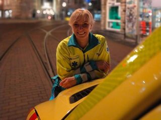 Ambulancechauffeur Annemiek Valent treft eigen zoon bij dodelijk ongeluk