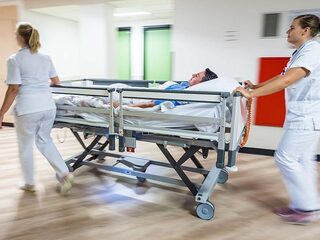 Studenten geneeskunde krijgen meer taken om operatiewachtlijsten weg te werken in ziekenhuis