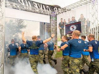 Mariniers verbreken wereldrecord speedmars voor overleden kameraad Cas van Bakel