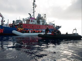 Minister Blok grijpt in: situatie op schip is schrijnend