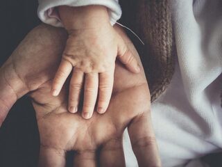 Non-binair en een kinderwens: 'Wij zijn gewoon twee mensen die een gezinnetje willen, waarom zouden wij het niet kunnen?'