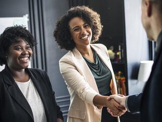 Vrouwen zijn betere onderhandelaars dan mannen