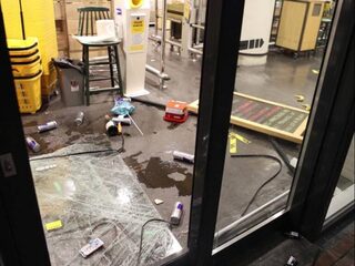 Slachtoffers van de rellen worden aan alle kanten geholpen