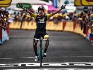 Roglič pakt derde zege voor LottoNL-Jumbo in loodzware etappe