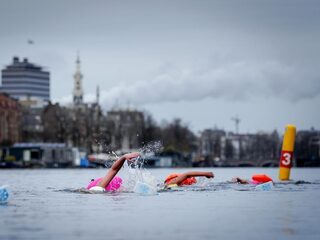 IJszwemmen is populair: 'Elke keer zegt een stemmetje in mijn hoofd dat ik gek ben'