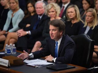 Kavanaugh blijft ook na derde beschuldiging misbruik ontkennen