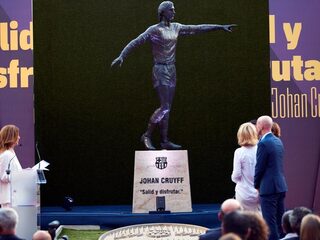 Barcelona heeft (eerder dan Amsterdam) een standbeeld van Johan Cruijff