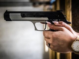 Ras en religie bij toekenning wapen? 'Dit zijn nazi-criteria'