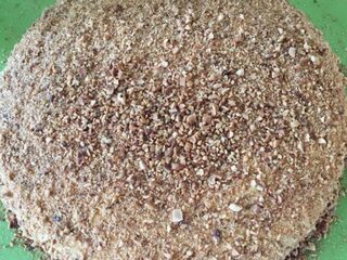 Recept voor Helvetia taart: een gelaagde taart met abrikozenjam, botercrème en hazelnoten