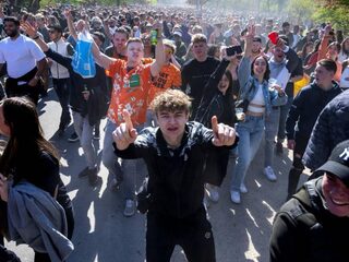 Zonnige Koningsdag zorgt voor drukte in parken en op straat