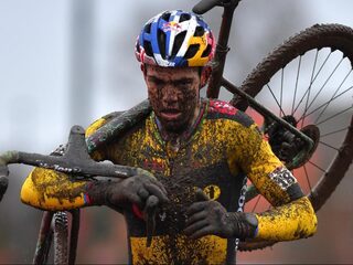 Stuivertje wisselen in het veldrijden: Van Aert weer de betere van Van der Poel