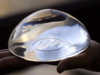 Podcast De Dag: Waarom slecht toezicht op implantaten een wereldwijd probleem is