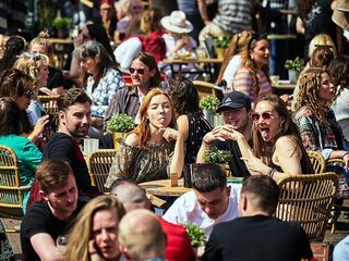Veel mensen zien dat coronaregels op terras niet worden nageleefd
