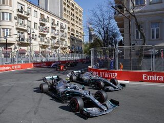 Mercedessen heersen in Azerbeidzjan, Verstappen vierde