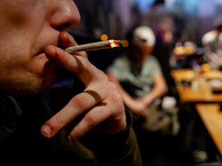 Wietproef in tien gemeenten en 'niet te radicaal, zoals in Canada'