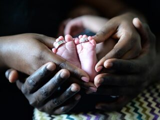 Deze vrouw mocht haar baby niet eens vasthouden: 'De schande was te groot'
