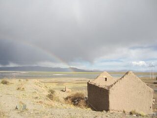 Het opgedroogde meer in Bolivia zorgt voor spookdorpen