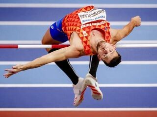 Polsstokhoogspringen tussen de Apeldoornse terrassen