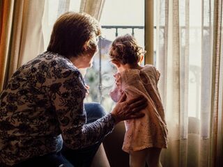 'Kan ik mijn kleinkinderen weer zien?' Vragen en antwoorden uit het coronaspreekuur