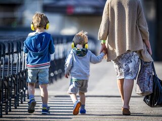 'Afstandsmoeders' en adoptiekinderen in gesprek met demissionair minister Dekker