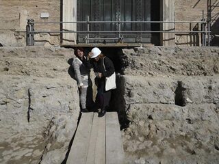 Italianen zoeken woest naar identiteit in graftombes